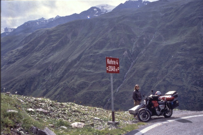 Eine Reise mit großer Ausrüstung - Schwer beladene MZ ETZ 250 beim Überqueren der Alpen 1989