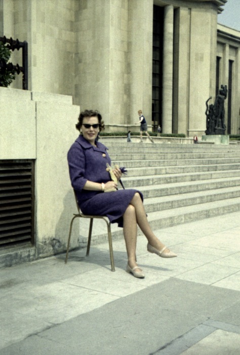 Meine Mutter 1967 in Paris. Agfacolor Film, eingescannt nach 50 Jahren