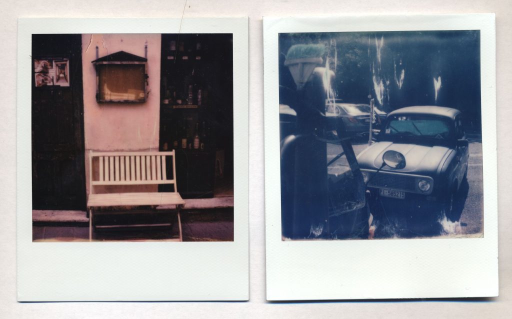 Zwei "Impossible" Polaroids. Das linke nach einer, das rechte nach drei Wochen in einem heißen Wohnmobil