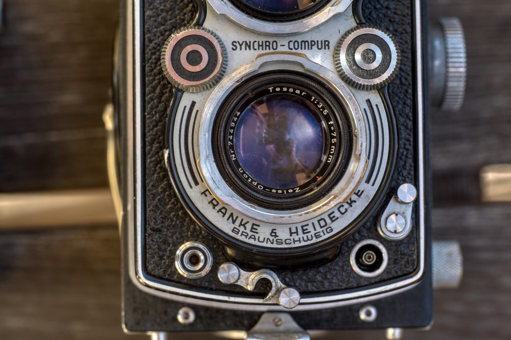 Auslöser bei der Rolleiflex: Der Stift zum Hineindrücken unterhalb des "F" von Franke und Heidecke