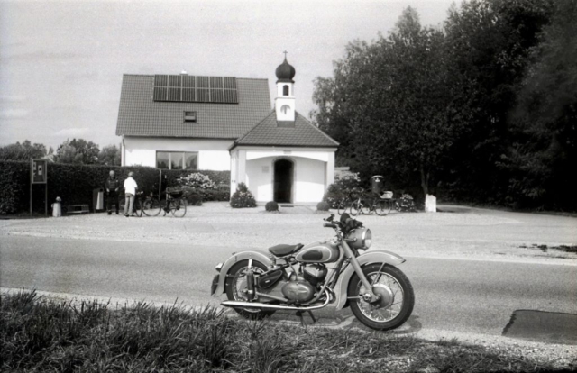 Kapelle Maria im Moos - 47 Jahre jünger als das Motorrad davor
